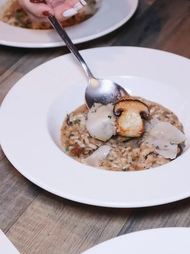 在台北小森林享受新推出的晚餐單人套餐。馬告牛舌、鴨肝松露香料烤雞、伊比利豬肋上蓋 、慢烤牛小排