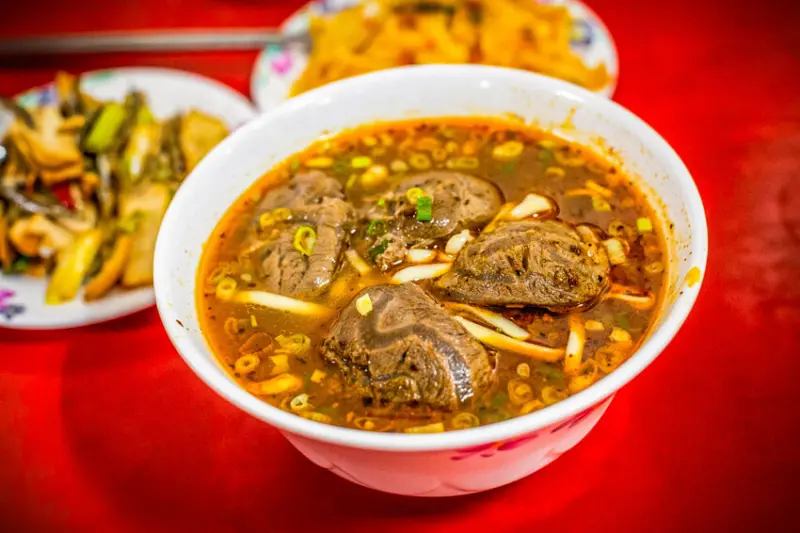 台北市松山區李家良友牛肉麵｜早上賣牛肉，收攤就賣牛肉麵！老饕才知道藏身傳統市場牛肉麵