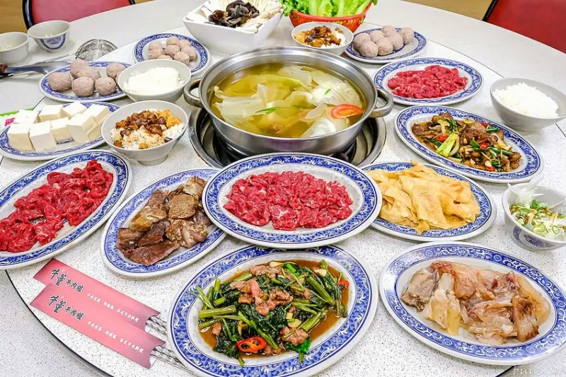 產地直送溫體牛，牛董牛肉爐，涮牛肉鮮嫩香甜，大推人氣爆漿牛筋丸買一送一！