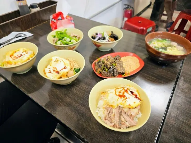 [食]新北 汐止 深夜美食 鴨肉飯 乾麵 半熟蛋 現切小菜 華姐麵店