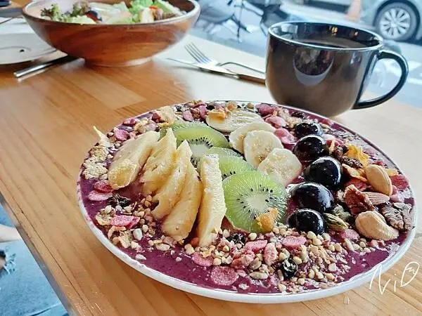 [嘉義西區]Nonamelab。超美紫色雪泥雪酪巴西莓盆讓人拍不完。烏黑亮麗的墨魚漢堡。