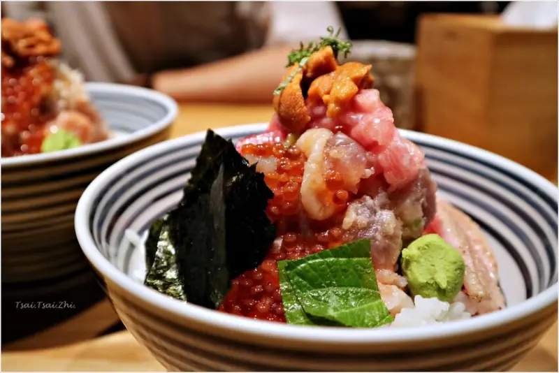 [台北信義]日本橋海鮮丼辻半Tsujihan(微風信義店)|味覺與視覺雙享的海鮮珠寶盒，獨創多層次海鮮丼吃法！