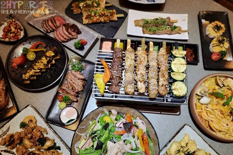 有大螢幕轉播運動賽事兼吃宵夜的好選擇，只營業晚上時段凌晨一點才打烊，還有電話亭KTV可嗨唱～