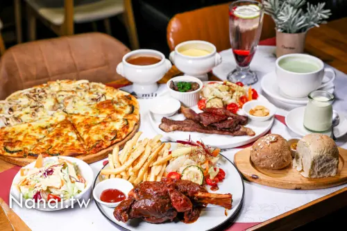 育英路37巷的玻璃屋餐廳，賣的是義式料理，人潮依舊不減