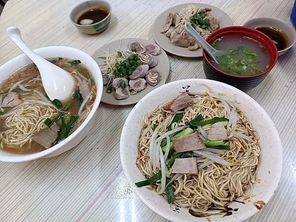 原來我小時候就吃過的超好吃麵店！一吃驚豔、再吃沒問題～【古早味陽春麵】清爽的豬油香氣，讓人一口接一口