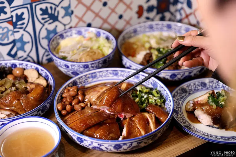 新北市蘆洲區呼叫油雞控！CP值破表 激推焦糖色澤招牌港式油雞飯 還有藥膳雞湯免費喝到飽｜豐雞號