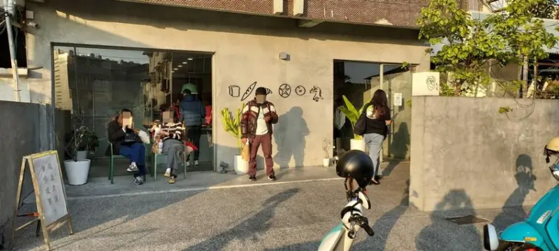 屏東最美麵包店 文青 網美集聚一身的美菊麵包店 開放式廚房 口味種類眾多