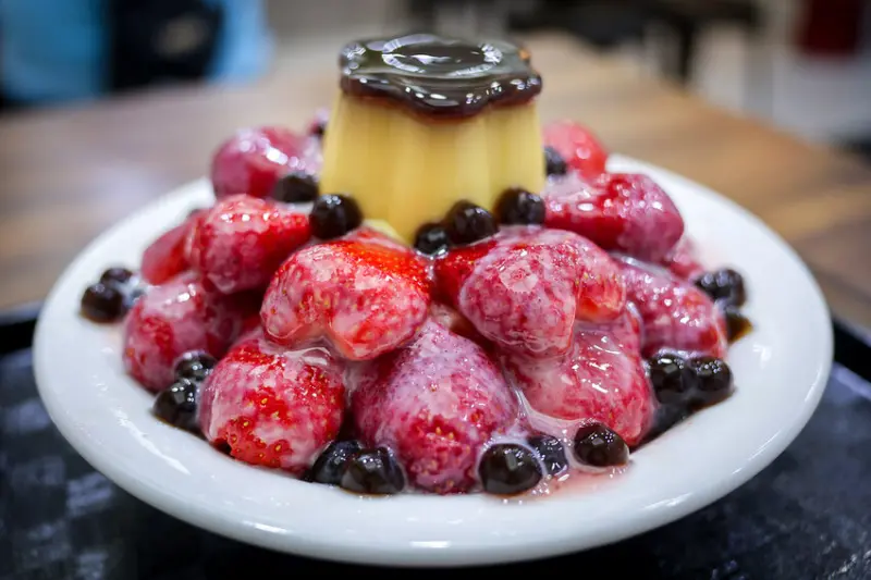 台北市萬華區【萬華冰店】杏玥冰坊招牌手工圓仔粉粿冰，季節草莓布丁牛奶冰推薦