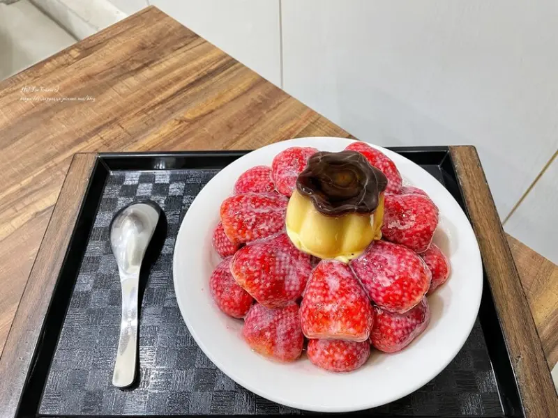【萬華冰店食記】杏玥冰坊 - 草莓控快筆記！草莓比50元硬幣還大顆的草莓布丁牛奶冰！台北草莓冰推薦/台北冰店推薦/萬華美食推薦