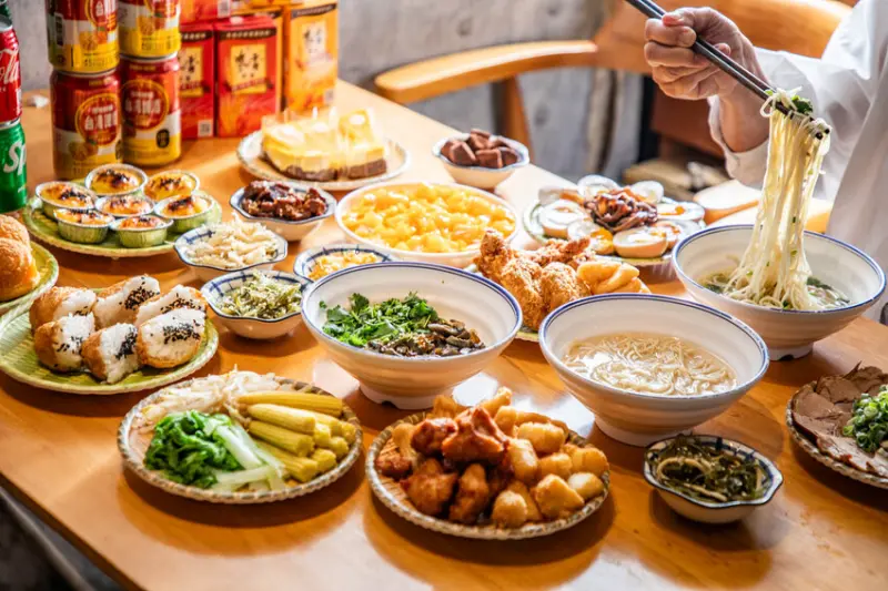 桃園市中壢區山禾堂拉麵(中壢店)｜這還不吃爆！？最狂拉麵吃到飽！十種拉麵、炸雞外加愛文芒果冰吃到飽