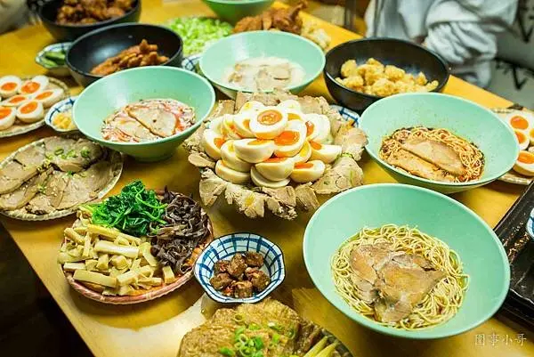 中壢美食吃到飽推薦-山禾堂拉麵隆重推出拉麵吃到飽！平日午餐只要３５９元！不只可以狂點愛吃的拉麵配菜來DＩＹ專屬的拉麵，還有炸物與精美小菜任你吃呢。（邀約）