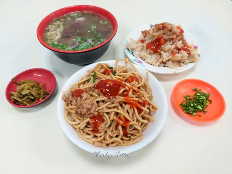 【台中后里】榕樹下豬血湯│月眉糖廠對面人氣美食，炒麵米糕控肉飯，豬血湯料多實在 - 貪吃猴的幻想