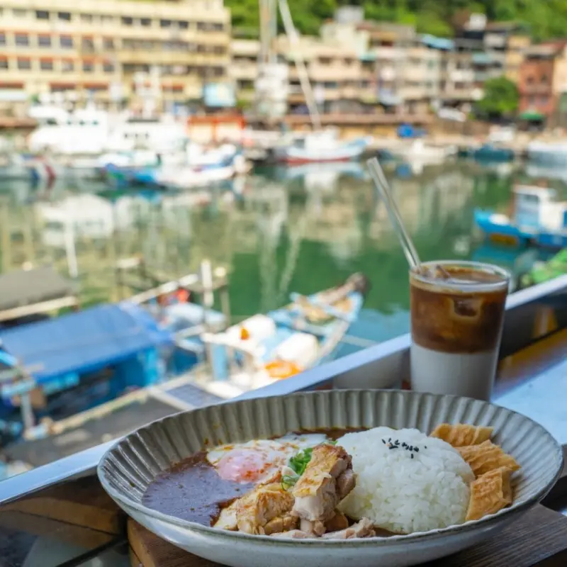 基隆美食 圖們咖啡tuman cafe｜湛藍海景超紓壓！沈浸正濱漁港老宅咖啡廳，享用無水咖哩飯超愜意～