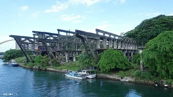 <吃。在基隆>正濱漁港-在彩色屋內享受漁港風景~圖們咖啡~