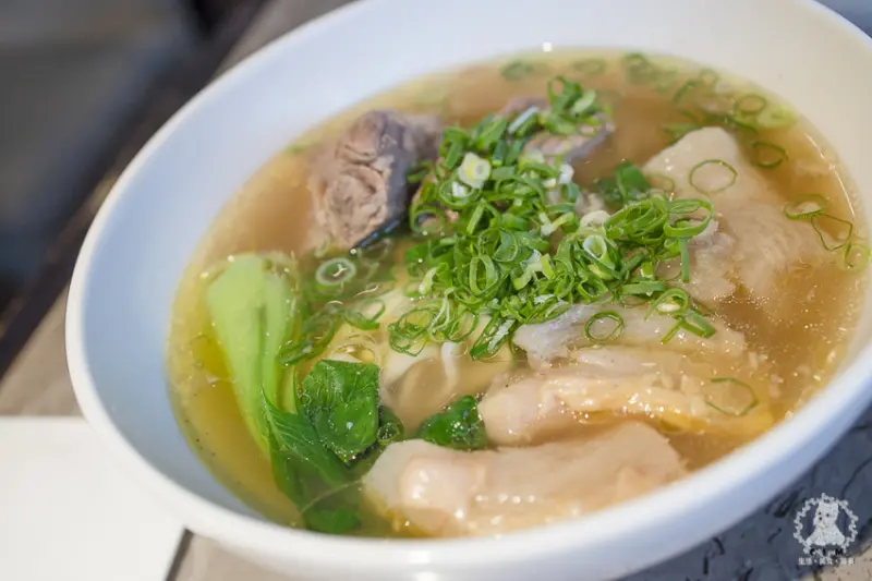 Neverland Noodle Bar 麵吧｜台北南港車站食記｜在咖啡廳風格的店裡吃牛肉麵，清燉紅燒都好吃 ，炒飯感覺也非常厲害- 卡爾茗 C.L.M.