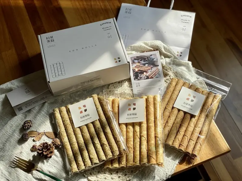 肥貓咖啡初夏蛋捲：台南神農街知名貓咪咖啡店推出手工蛋捲禮盒.原味蛋香迷人.芝麻濃郁.咖啡香醇涮嘴/思味市集/全台宅配.台南伴手禮推薦 - 進食的巨鼠