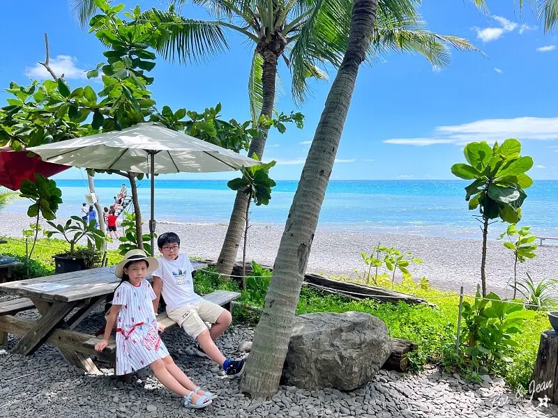 屏東景點》別有洞天咖啡館(品味軒休息站)～免費門票又好停車！漂流木鞦韆、海灘天空階梯超美，南洋風情海景