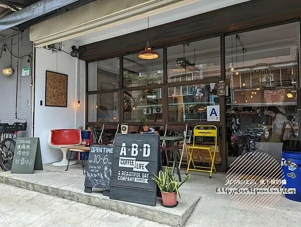 台北文山-[A.B.D. Coffee & Life] 近萬隆捷運站3號出口步行5分鐘，文山森林公園趣探險之丘路途中央，美味熱狗堡與丹麥吐司，在露營風格的個性咖啡館享用早晨咖啡