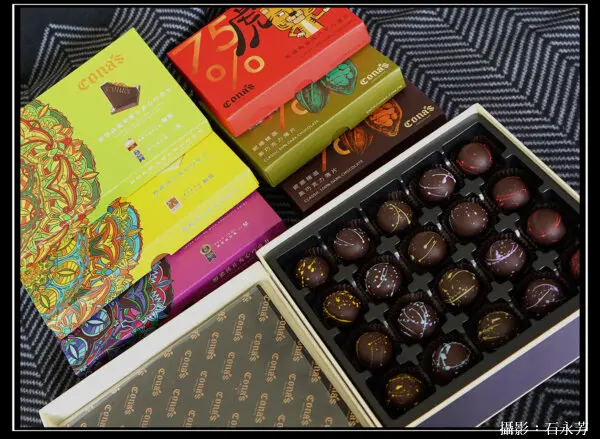 感恩五月，送禮就選擁有122面奬牌的Cona’s妮娜巧克力，送長官、朋友、父母、愛人。 - 石永芳忘情之歌