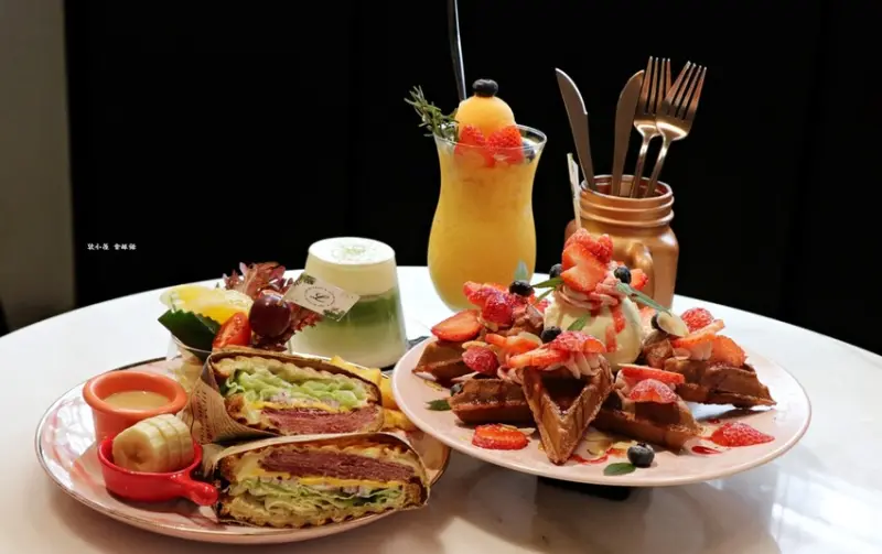 魯克思咖啡 左營店‧鄰近凹子底捷運站，網美最愛咖啡店，餐點有水準，草莓鬆餅超推 - 敦 小 蓮の食旅錄