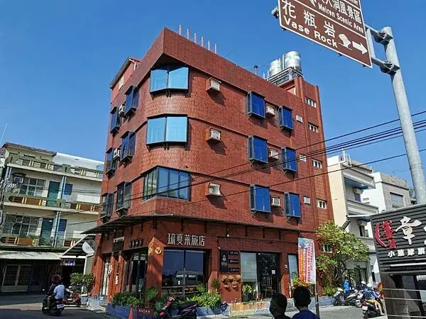 (屏東/小琉球)琉夏萊旅店，距離碼頭超級近，走出去就是熱鬧美食街，紅色的5層樓 大樓絕對不會讓你迷路