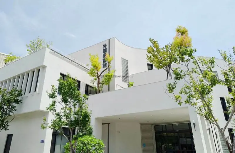 台中特色圖書館，擴建完工新開館，白色建築超吸睛，閱讀之際還能享盡山景及綠意，外埔圖書館 - 🍎 蘋果話日常🍎