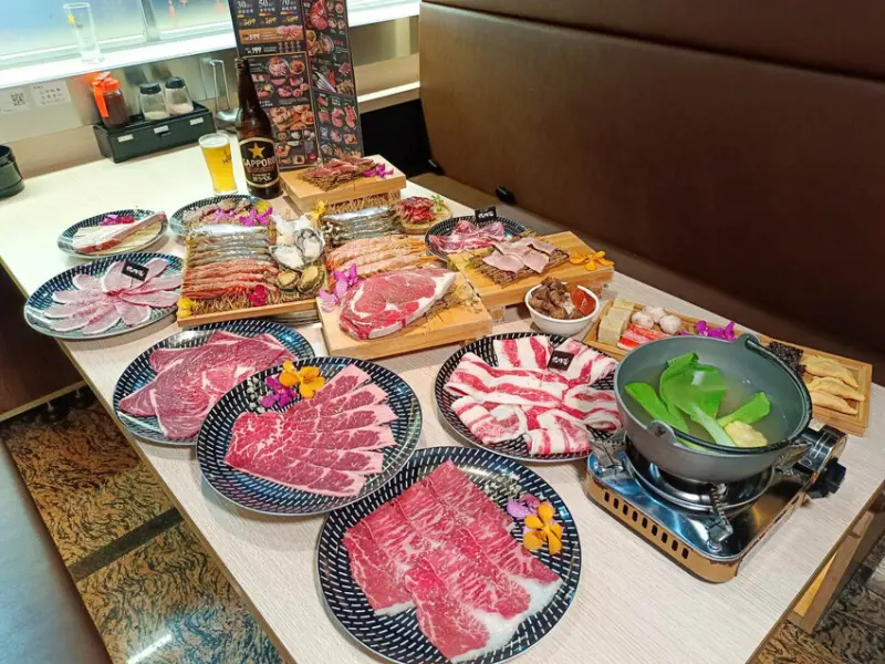 全台第一家軌道送餐燒肉，平日用餐只要$589元起就可以享用海陸燒烤大餐