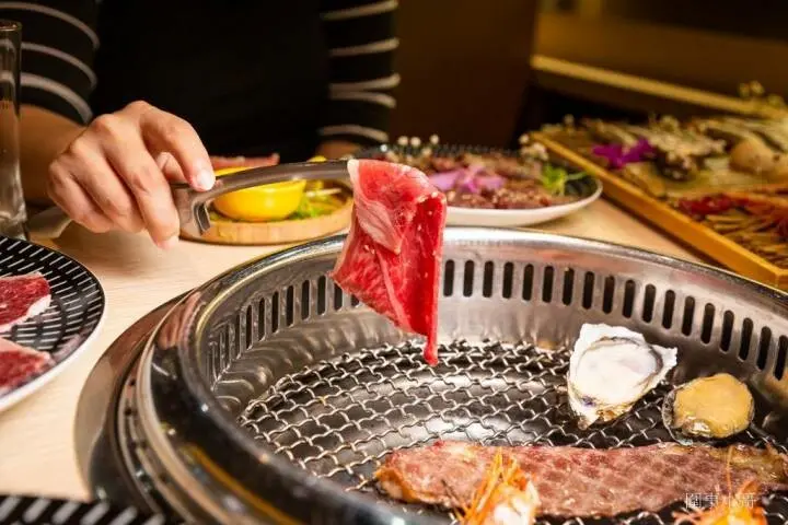 桃園南崁美食吃到飽-燒肉道，軌道送餐超可愛～和牛烤肉美味鍋物無限放題讓你吃好吃滿吃到飽飽飽喔。