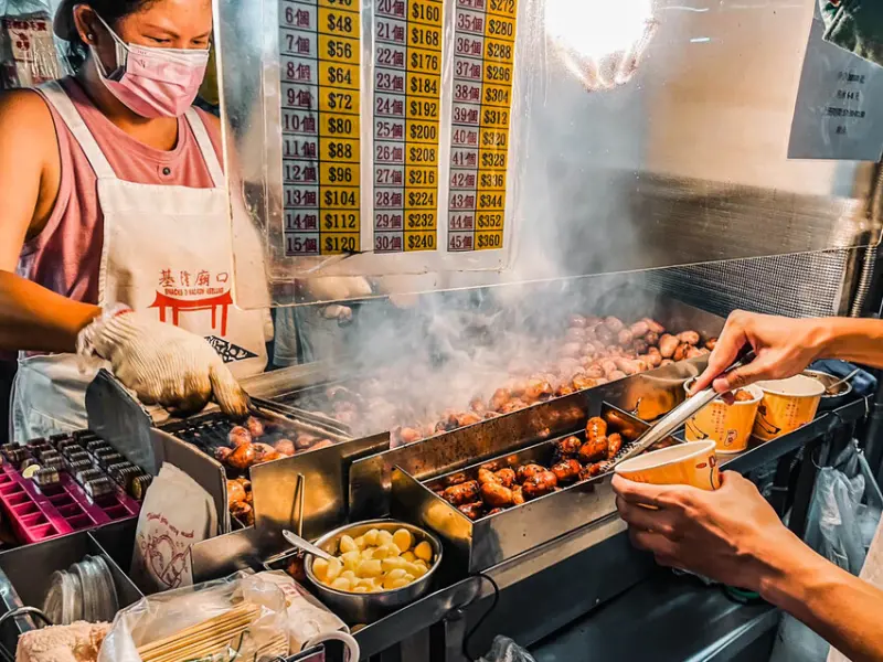 基隆市仁愛區世盛一口吃香腸｜烤都來不及賣！香腸一條8元的老字號烤香腸攤