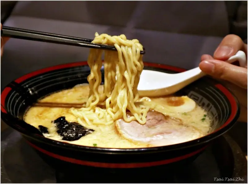 [台北中正]屯京拉麵(台北站前店)|湯頭濃郁滑順、鹹香甘醇的東京豚骨拉麵(可免費加大)