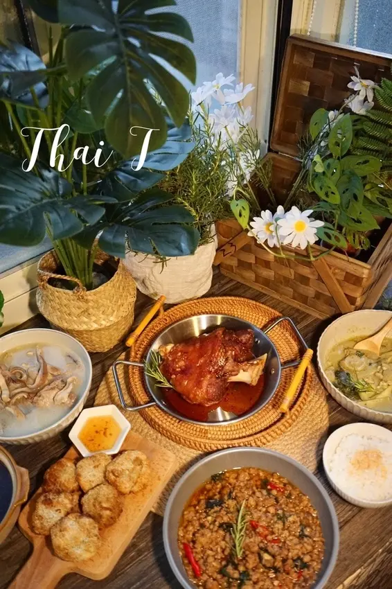 Thai J  - 泰式料理竟然也可以吃到香Ｑ脆皮泰式烤豬腳、黑蒜頭雞湯、經典綠咖哩、打拋豬、金錢蝦餅在家輕鬆上桌，台北美食推薦、宅配美食推薦