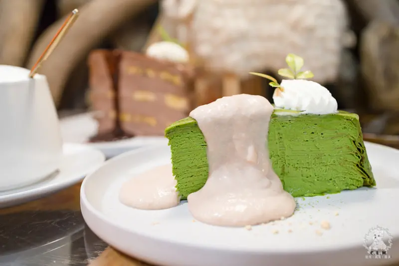 風格擺飾超有特別，適合網美網紅拍照打卡吃吃美食咖啡甜點，浮誇系抹茶千層也超推薦｜空白服飾-金派甜點 - 卡爾茗 C.L.M.