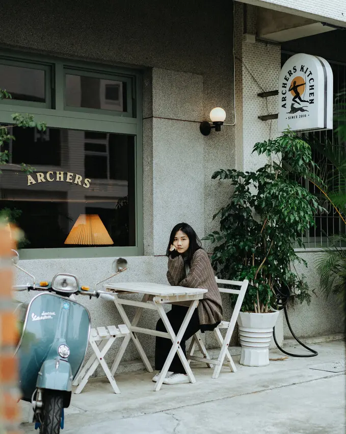 紅磚牆與綠意空間，老屋甜點咖啡廳｜嘉義市西區｜Archers Kitchen 弓箭手