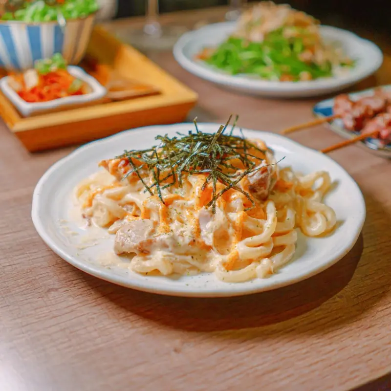 現代酒吧與居酒屋結合，吃串燒、日料的同時，還能喝到各種調酒 | 【台北 大安區】新串 New Trend-忠孝店