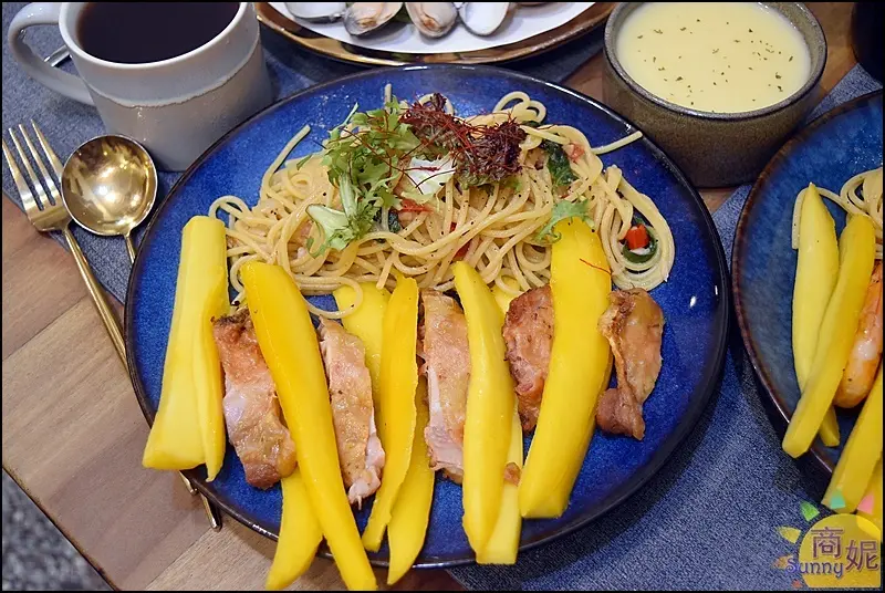 村口微光。台中最美老宅義大利麵!1200好評4.3星芒果義大利麵爽甜帶辣好開胃夏日必吃-商妮吃喝遊樂