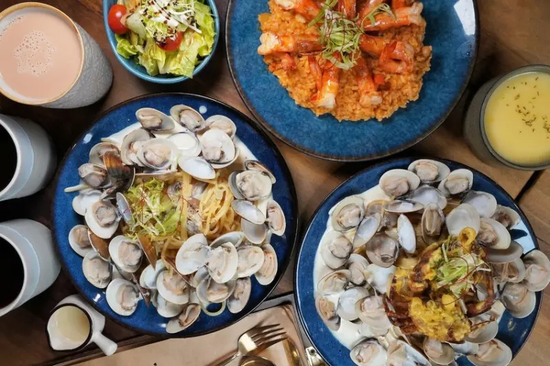 台中美食｜村口微光 蛤蜊滿到看不到麵的逢甲巷弄美食 芒果、草莓入菜超吸睛