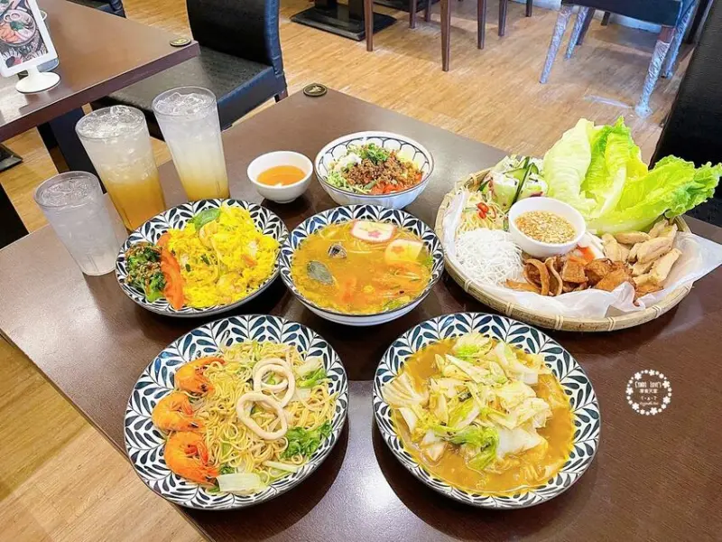 越好吃越南料理 大里店，百元平價人氣經典越式特色餐點，清爽涼拌米線，澎湃越式滿漢拼盤 - Cyndi loves 享食天堂