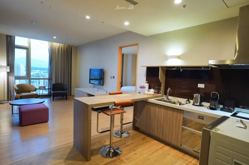 【新竹竹北│住宿】安捷國際酒店(AJ Hotel)。新竹高鐵站前，潛艇造型飯店，入住行政套房 @Jason's Life