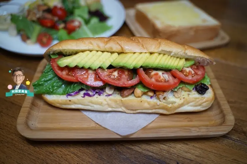 新竹|小丹caf'e。鐵道路上獨特風格咖啡輕食小店。季節限定酪梨堅果潛艇堡營養又美味。營業時間地址菜單