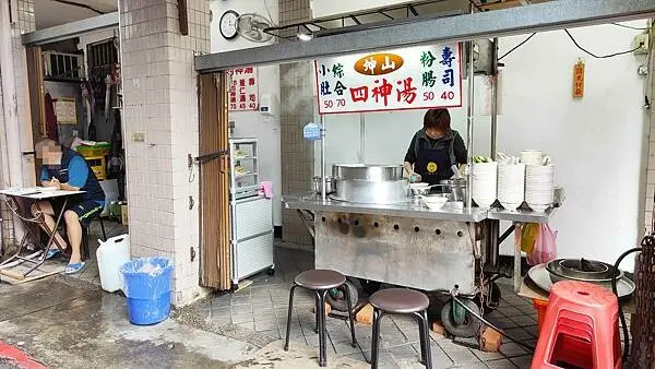網友評價第一名的四神湯？真的這麼厲害？從路邊開到小小店面的老字號美食～！已經有３５年的超久老店，主打