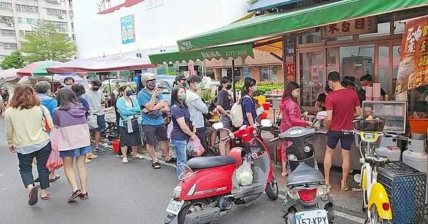 無時無刻都大排長龍的爆人氣排隊美食｜隱身在熱鬧市場裡的超低調小吃店，卻有著超高的人氣，想吃就真的只能