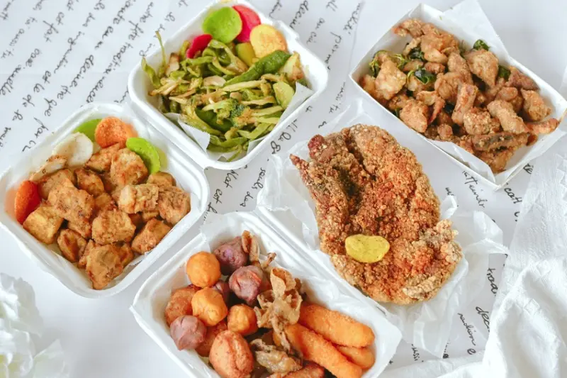 【台中】可以問事、補運、收驚的香雞排店，你有吃過嗎？當然當家扛壩子比臉大香雞排也是必點招牌！