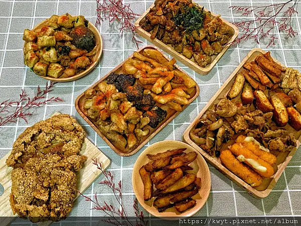 【台中西區炸雞】熊掌香雞排。比臉大香雞排只要55元，什麼！這裡可以買到美味炸物，還提供問事服務！！！?