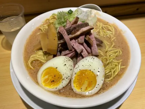 【台中 拉麵】東京醬油拉麵超極丸，男子漢口味超級神豬拉麵參上