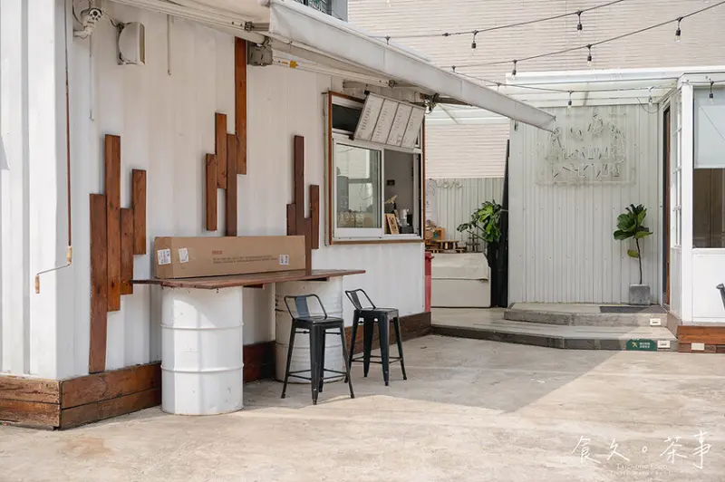 台中．大里 | 食久茶事 | 走進親子寵物友善網美餐廳，在純白貨櫃中享受美味餐點，還提供活動包場服務！