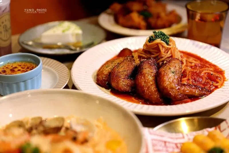 怎麼拍都美！夢幻潔白貨櫃屋餐廳 美到讓你拍照到手軟 寵物友善、親子友善餐廳｜食久茶事(台中大里美食推薦)