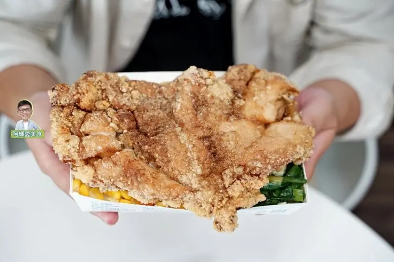  新竹|巧媽咪美味小吃。超大雞排便當盒都包不住啦~學生、小資族最愛的便當店。外帶美食。營業時間地址菜單