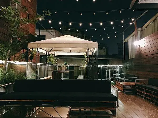 台中住宿｜【黑金文旅】平價質感旅店·有很棒的放空室跟頂樓景觀露臺可以chill