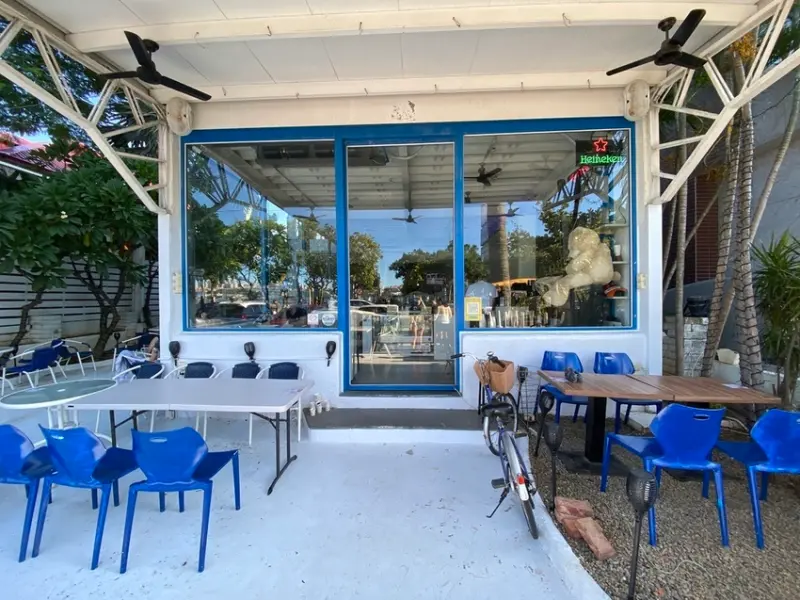 【新北八里-CREMA 93 CAFE】93寵物咖啡複合餐飲、觀海大道看海、沙灘玩水、喝下午茶、散步遛狗多種願望一次滿足(寵物友善餐廳/景點)