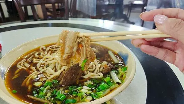 花蓮.新城-台灣牛肉麵，湯濃味美肉大塊，來到花蓮必經的牛肉麵店!
